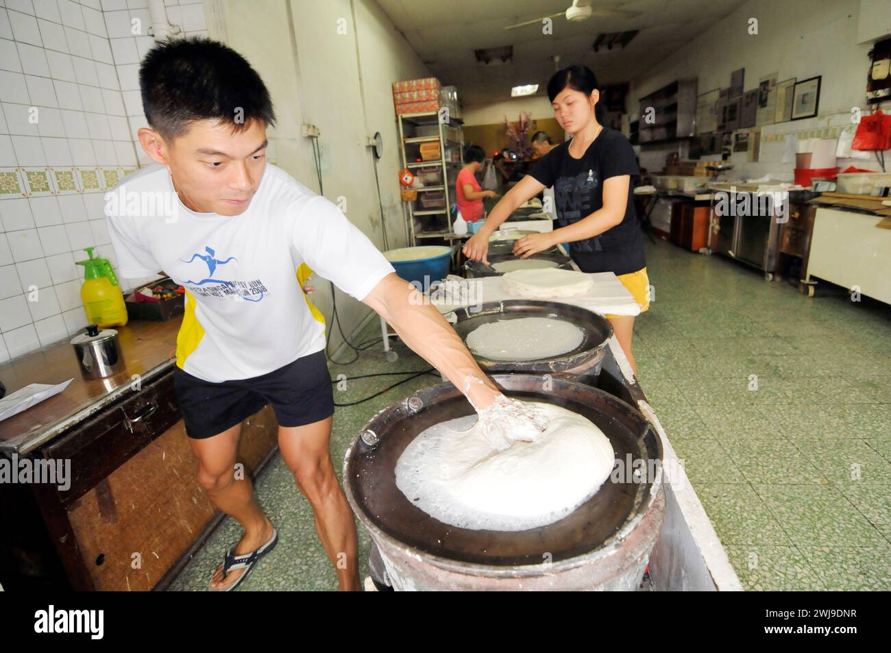 Fabbrica Kway Guan Huat Popiah Skin (crepa sottile simile alla carta) a Singapore. Foto Stock