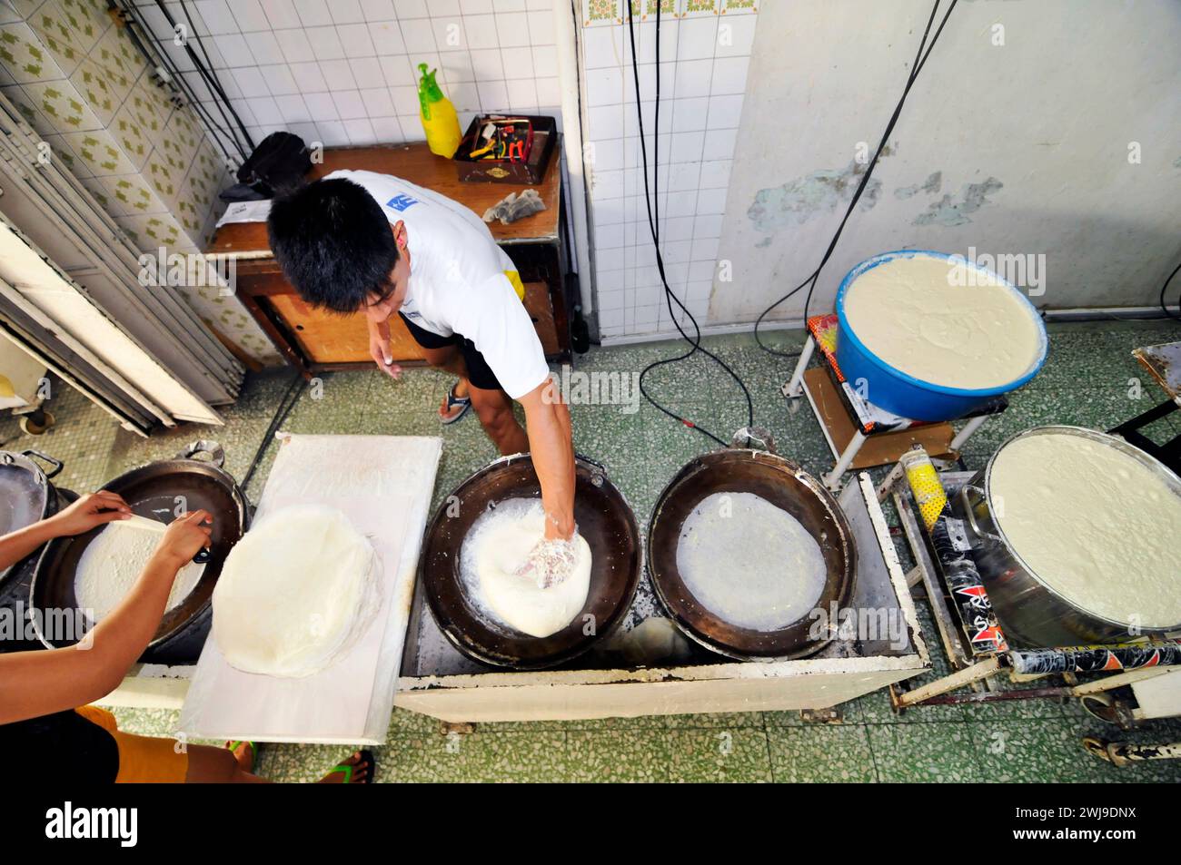 Fabbrica Kway Guan Huat Popiah Skin (crepa sottile simile alla carta) a Singapore. Foto Stock