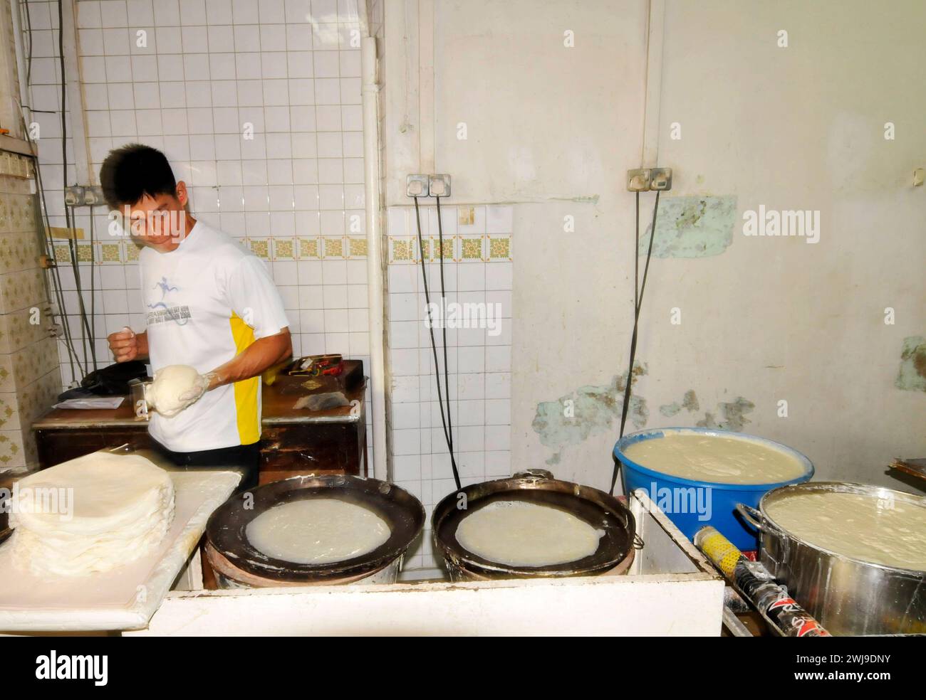 Fabbrica Kway Guan Huat Popiah Skin (crepa sottile simile alla carta) a Singapore. Foto Stock