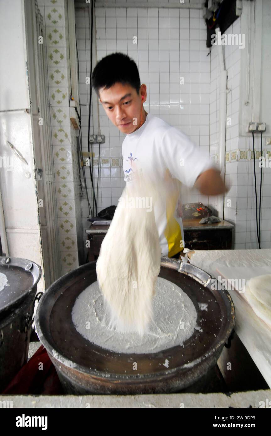 Fabbrica Kway Guan Huat Popiah Skin (crepa sottile simile alla carta) a Singapore. Foto Stock
