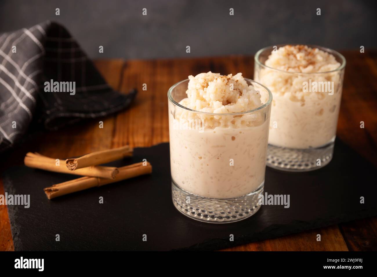 Budino di riso. Piatto dolce fatto cucinando riso nel latte e nello zucchero, alcune ricette includono cannella, vaniglia o altri ingredienti, è un esser molto facile Foto Stock