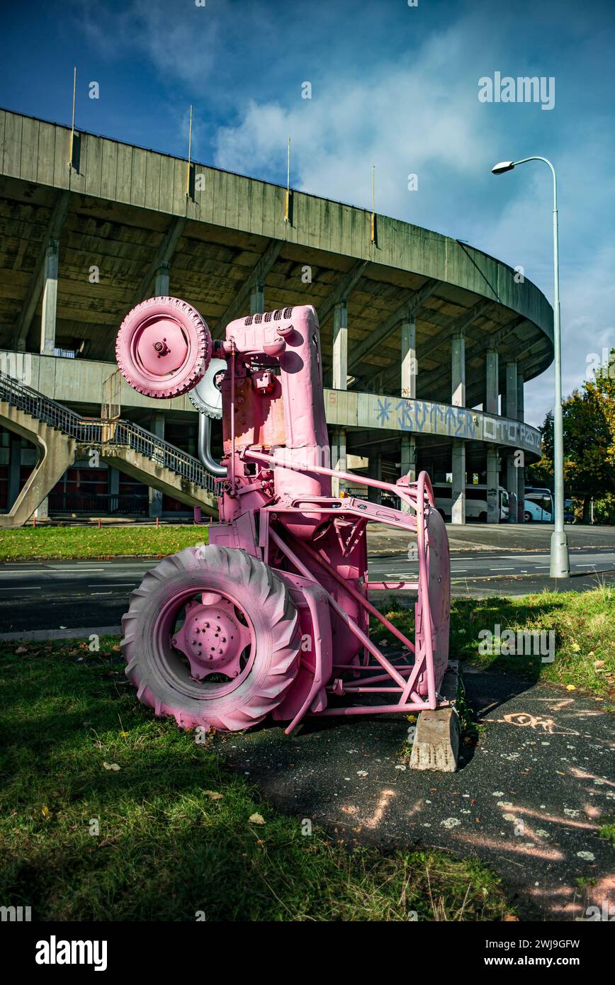 Praha, Repubblica Ceca, 28 ottobre 2023, artwortk, trattore rosa di fronte allo stadio strahov *** Praha, Tschechische Republik, 28. Oktober 2023, artwortk, rosa Traktor vor dem Strahov-Stadion Copyright: XWolfgangxSimlingerx Foto Stock