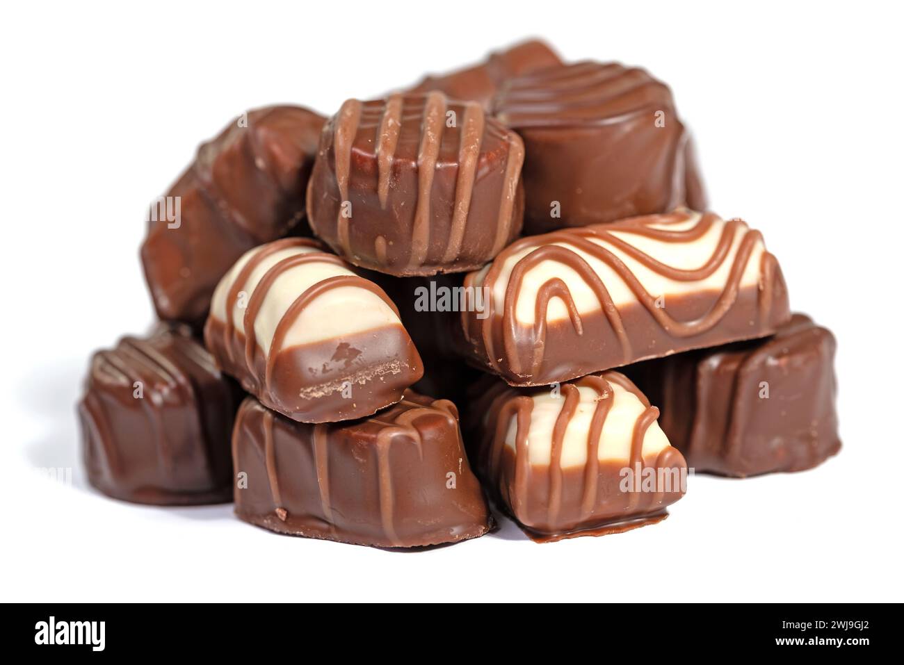 Vari cioccolatini su sfondo bianco Foto Stock