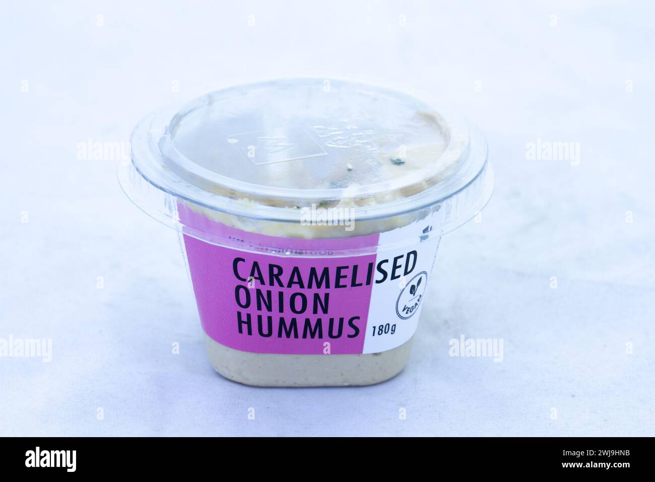 Johannesburg, Sud Africa - hummus caramellato di cipolla da Woolworths Food isolato su uno sfondo chiaro con spazio di copia Foto Stock