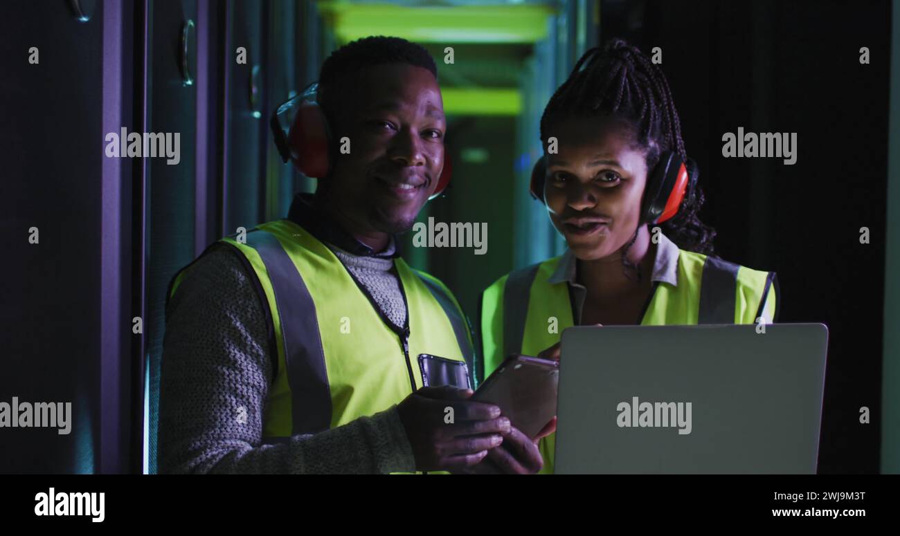 Diversi ingegneri IT e server informatici Foto Stock