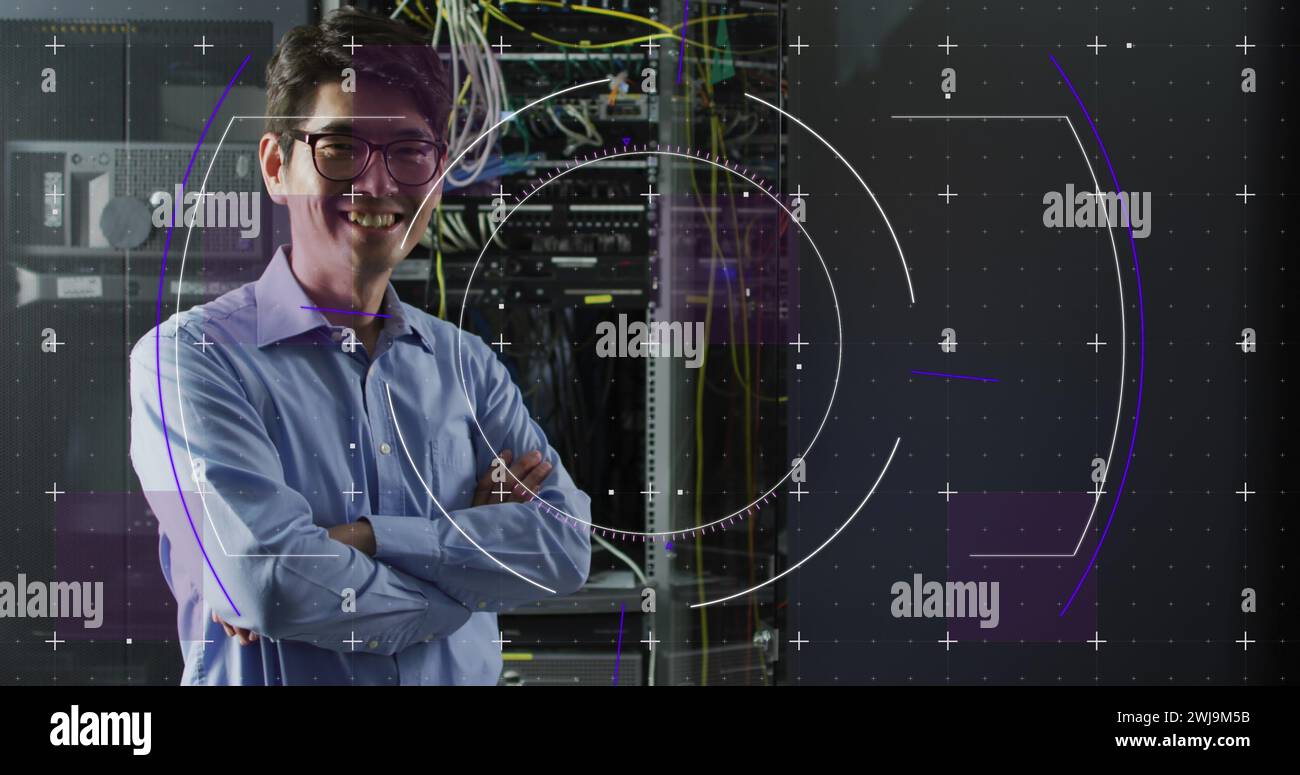Immagine dell'elaborazione dei dati su server informatici e ingegneri informatici maschi asiatici Foto Stock