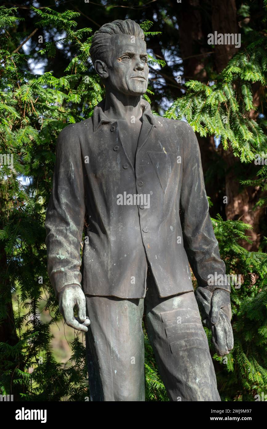 Cimitero di Malvazinky a Praga - statua dello scout, avvocato e membro della resistenza Antonín Žlábek, ucciso dai nazisti. Ritratto in vestito da prigioniero. Foto Stock