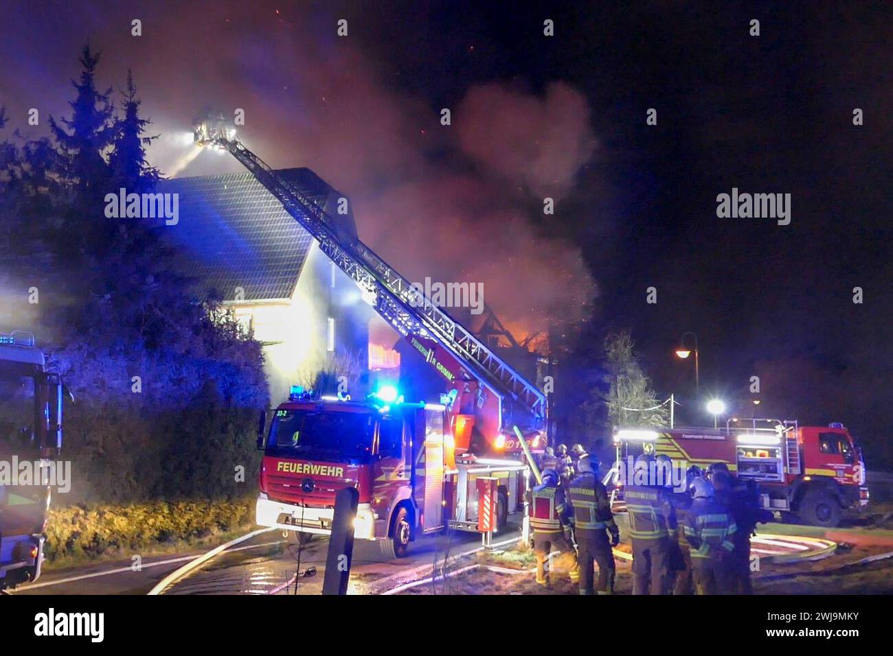 Grimma - Verheerender Großbrand auf Vierseitenhof Feuerwehr muss Anwohner retten, drei Gebäude komplett ausgebrannt 05.02.2024 gegen 21,30 Uhr Grimma OT Motterwitz am späten Montagabend kam es im Grimmaer Ortsteil Motterwitz zu einem Großbrand auf einem verheerenden Vierseitenhof. Nach ersten Angaben der Einsatzkräfte brannte es in dem Dorf im südlichsten Zipfel des Landkreises Leipzig auf einem Vierseitenhof, auf dem zwei Wohnhäuser und zwei Scheunen standen. Ersten Angaben zufolge brannten drei Gebäude komplett aus, ein Wohnhaus konnte von der Feuerwehr gerettet werden. Die darin befindliche Foto Stock