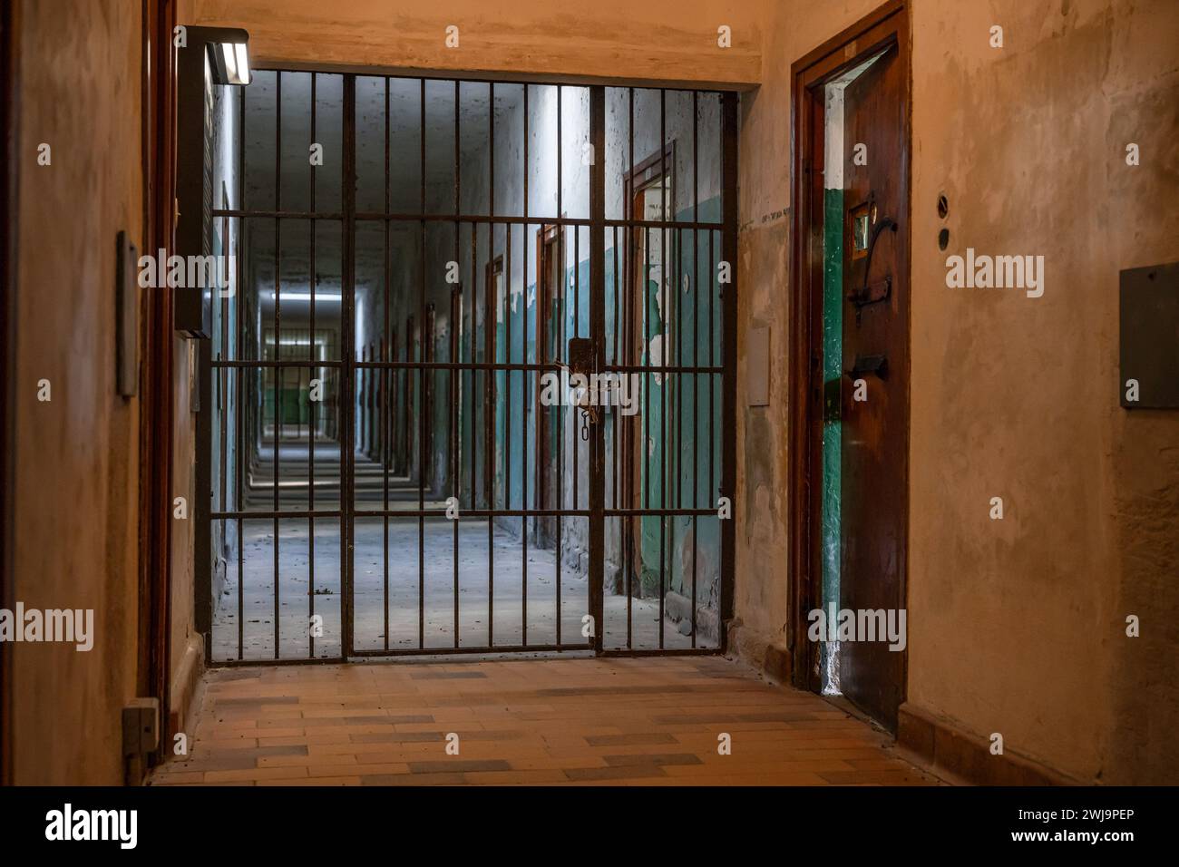 Il campo di Dachau, il primo campo di concentramento in Germania durante la seconda guerra mondiale, edifici storici celle carcerarie. Foto Stock