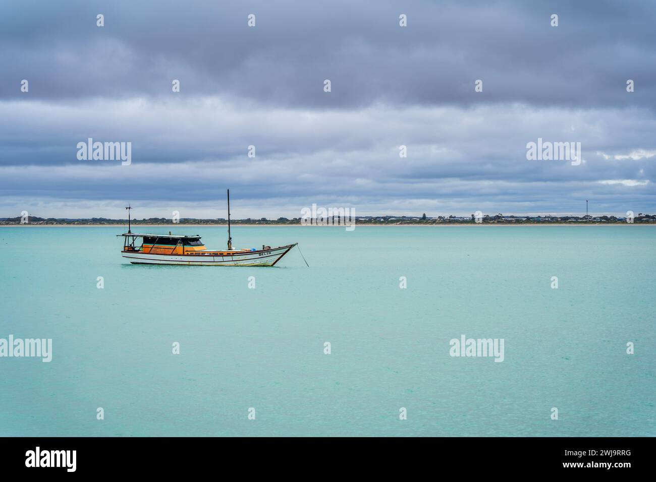 Barca da pesca nella baia tranquilla. Robe, Australia meridionale. Foto Stock