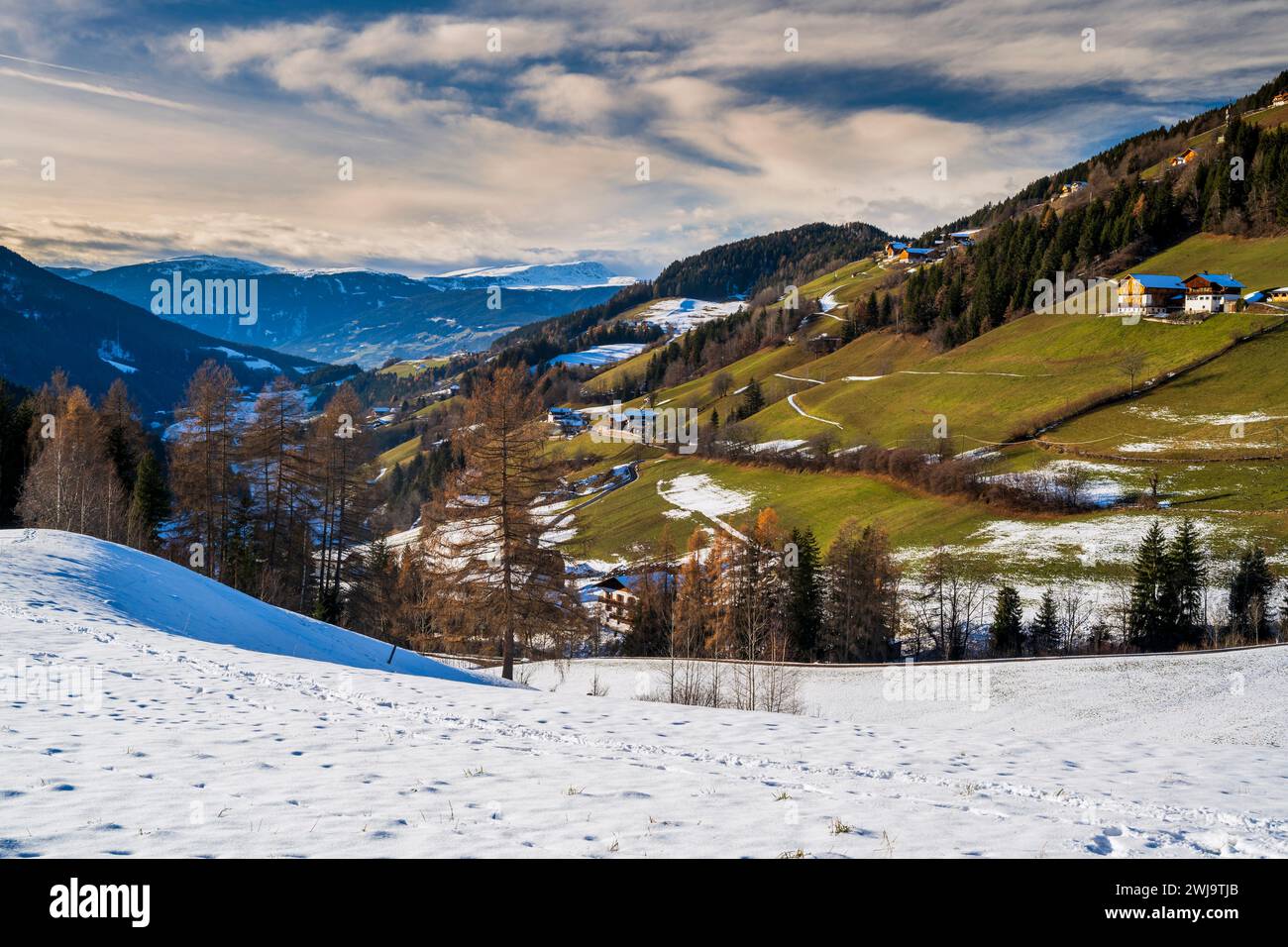 Vista panoramica invernale della Val di Funes Dolomiti, Villnoss-Funes, alto Adige, Italia Foto Stock