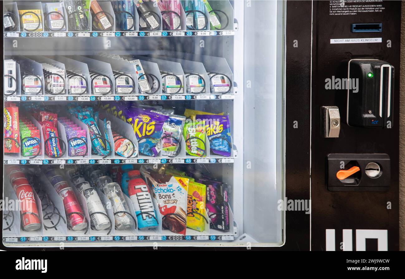 Snackautomaten und was dahintersteckt in Bürstadt gibt es immer mehr Snackautomaten - gerade auch in unmittelbarer Schulnähe. Enthalten sind neben Süßigkeiten Energydrinks, scharfe Chips und alkoholische Mischgetränke. Era hinter diesen steckt und wie Eltern das sehen. 08.02.2024 Bürstadt Snackautomaten und was dahintersteckt in Bürstadt gibt es immer mehr Snackautomaten - gerade auch in unmittelbarer Schulnähe. Enthalten sind neben Süßigkeiten Energydrinks, scharfe Chips und alkoholische Mischgetränke. Era hinter diesen steckt und wie Eltern das sehen. *** Distributori automatici di snack e quant'altro Foto Stock