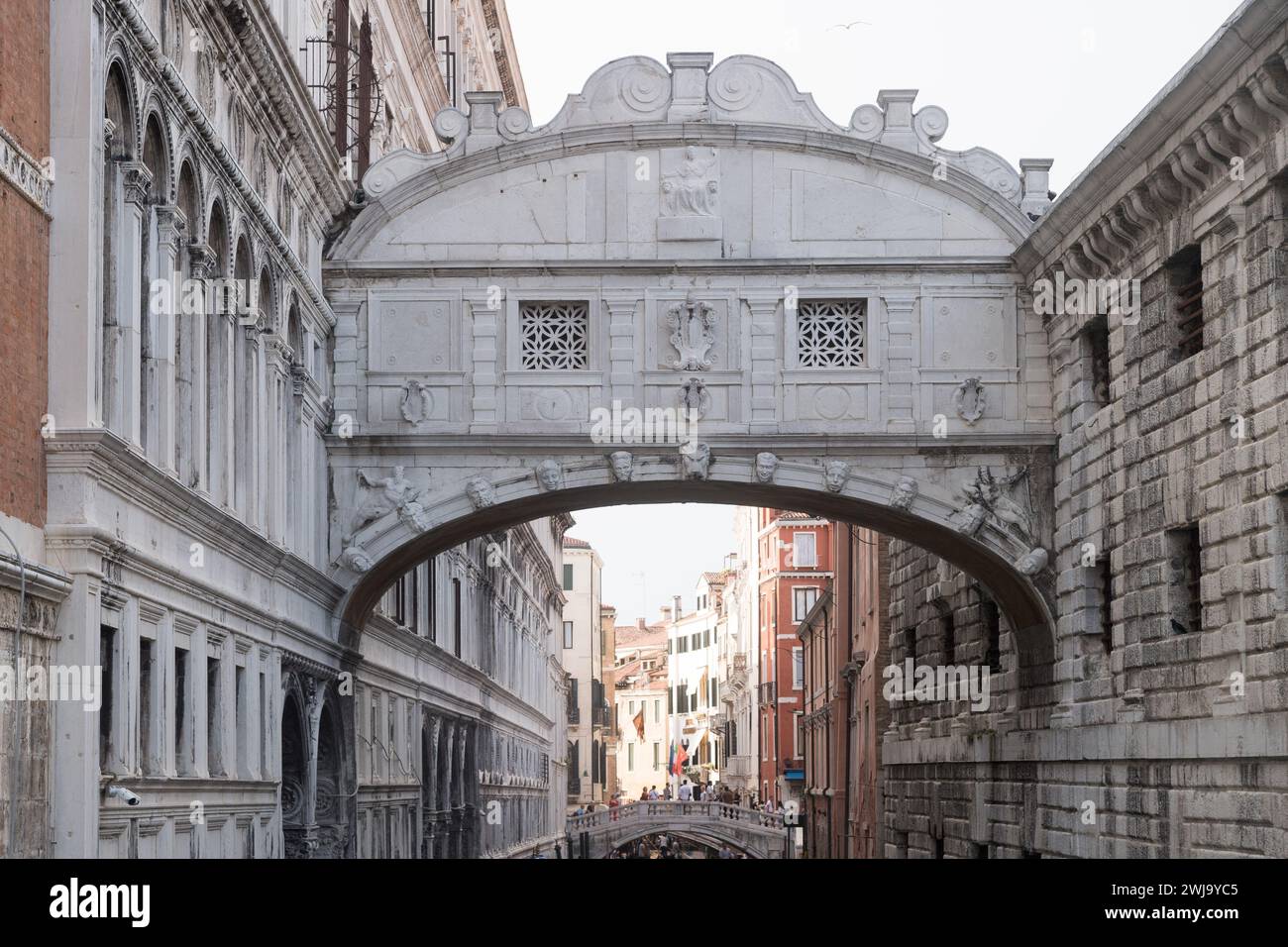 Il Barocco Ponte dei Sospiri di Antonio Contin del XVII secolo collega le sale degli interrogatori di Palazzo Ducale e PRI Foto Stock