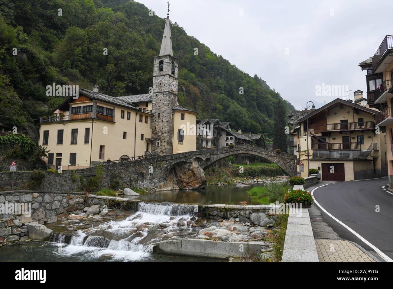 Gressoney Saint-Jean, Italia - 17 settembre 2023: Vista sul villaggio di Gressoney Saint-Jean sulla valle d'Aosta in Italia Foto Stock