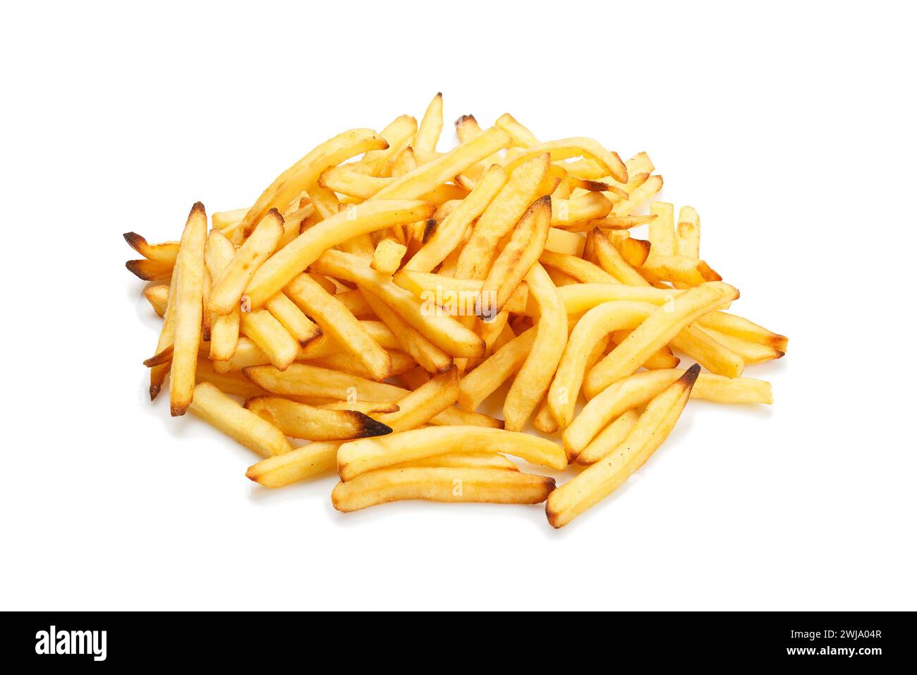 Un mucchio di patate fritte isolate su sfondo bianco. Un mucchio di patatine su sfondo bianco. Foto Stock