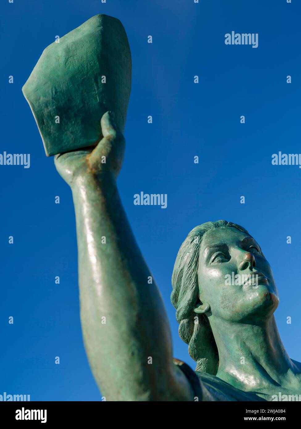 Addio ai pescatori, la scultura in bronzo di Carmen Fraile sul lungomare di Dique de Levante Breakwater a Torrevieja, Alicante, Spagna. Foto Stock