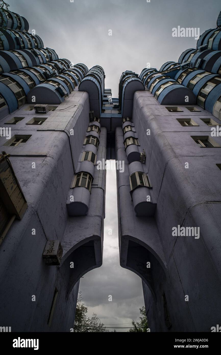 Aul ospita un complesso residenziale in stile brutalista con soluzioni architettoniche speciali ad Almaty, girato dal basso. Case interessanti Foto Stock