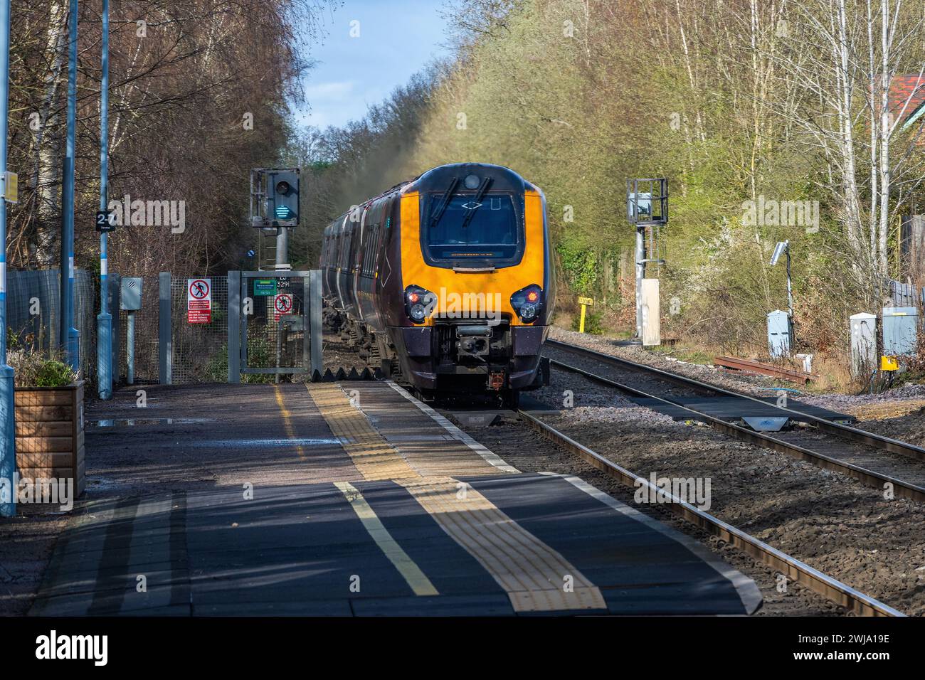 treno ferroviario generico per pendolari britannico presso la stazione ferroviaria west midlands england uj Foto Stock