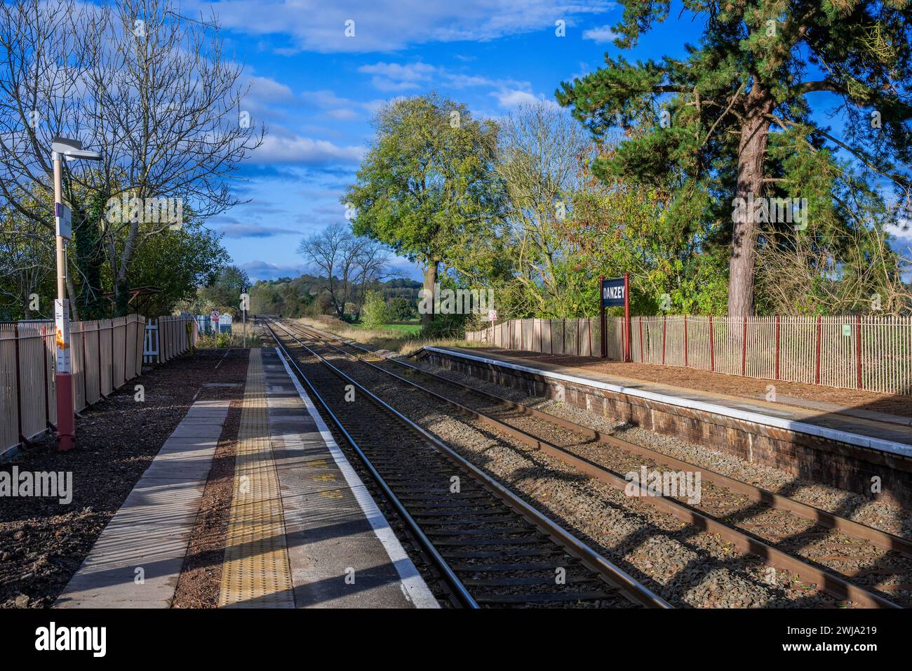 treno ferroviario generico per pendolari britannico presso la stazione ferroviaria west midlands england uj Foto Stock