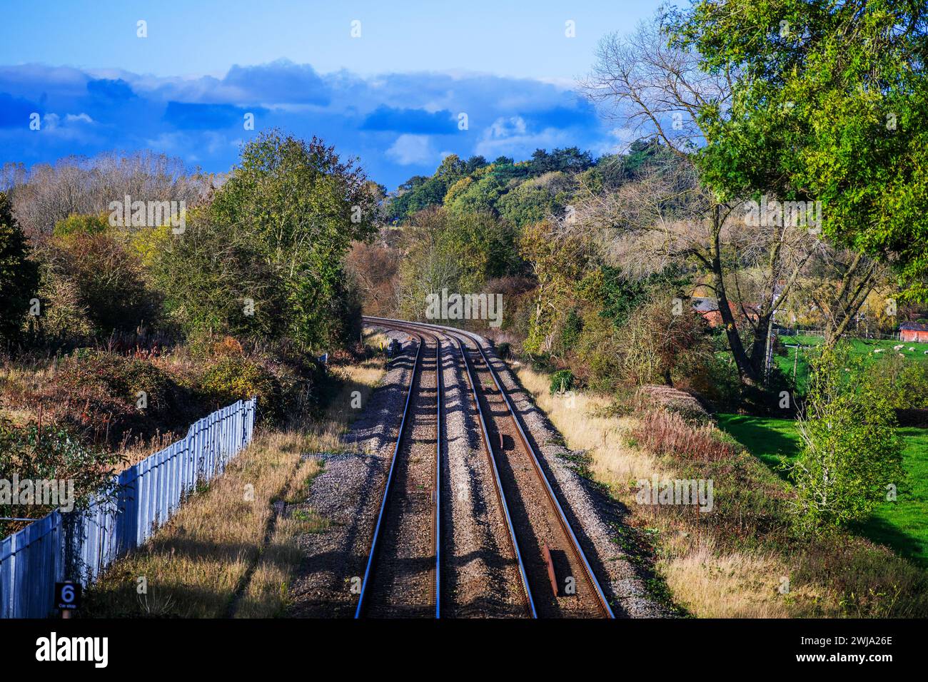 treno ferroviario generico per pendolari britannico presso la stazione ferroviaria west midlands england uj Foto Stock