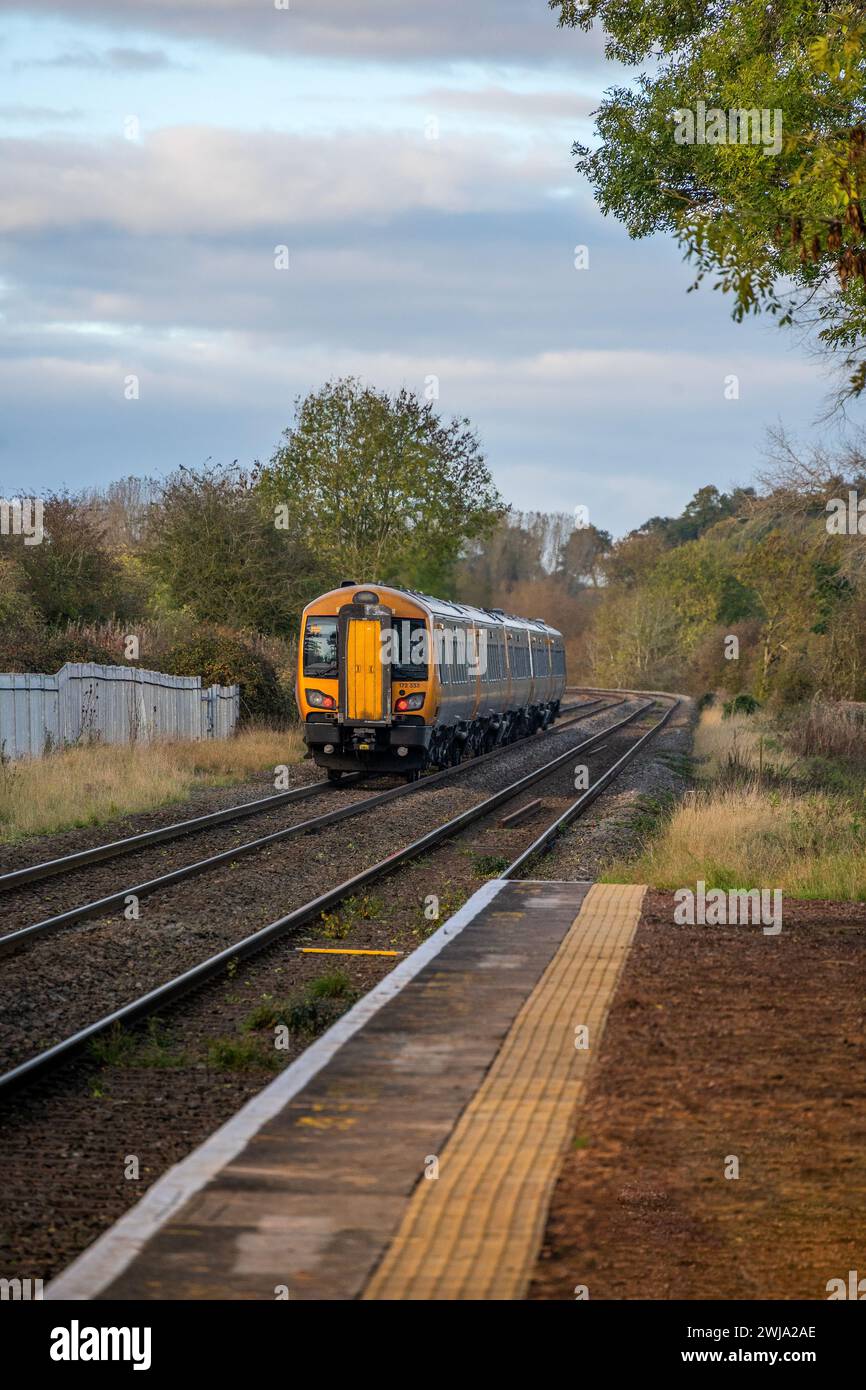 treno ferroviario generico per pendolari britannico presso la stazione ferroviaria west midlands england uj Foto Stock