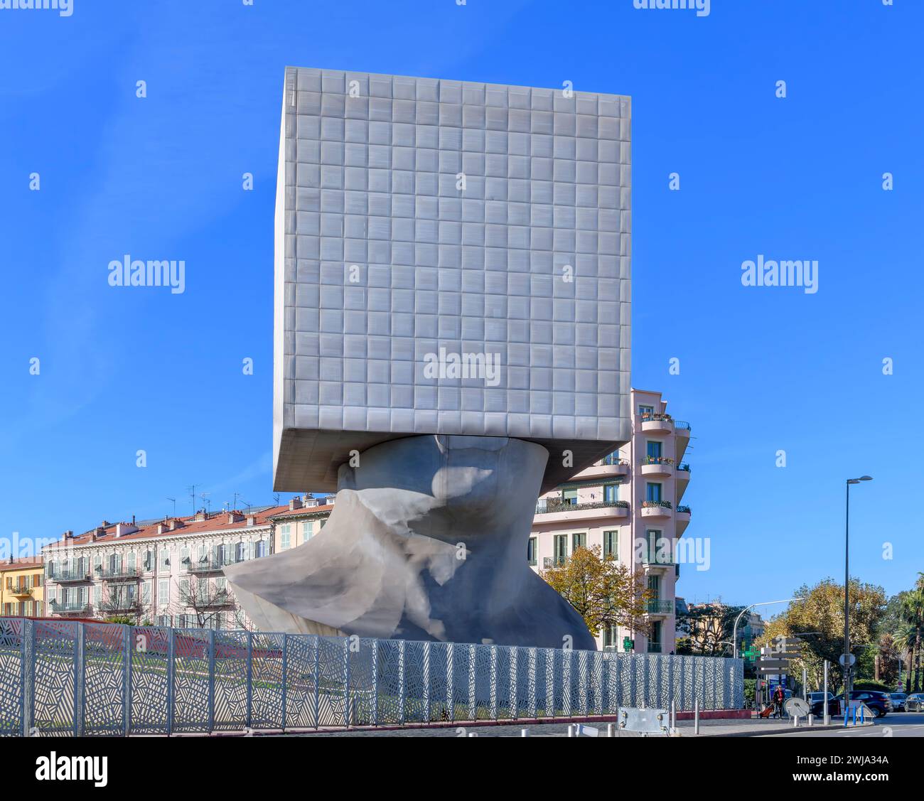 Biblioteca Square Head (Tête Carrée), Nizza. Chiamato "Thinking Inside the Box" dallo scultore Sacha Sosno. Costruito dall'architetto Yves Bayard nel 2002. Foto Stock