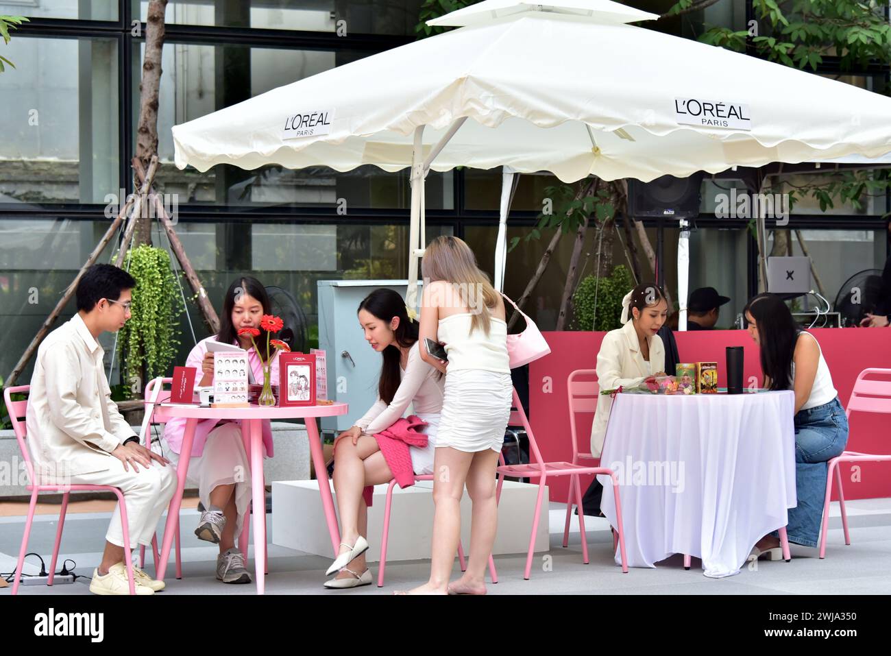 Promozione del marchio l'oreal per san valentino 2024 nel centro di Bangkok, Thailandia, Sud Est Asiatico, i passanti sono invitati a fermarsi per discutere i prodotti l'oreal Foto Stock
