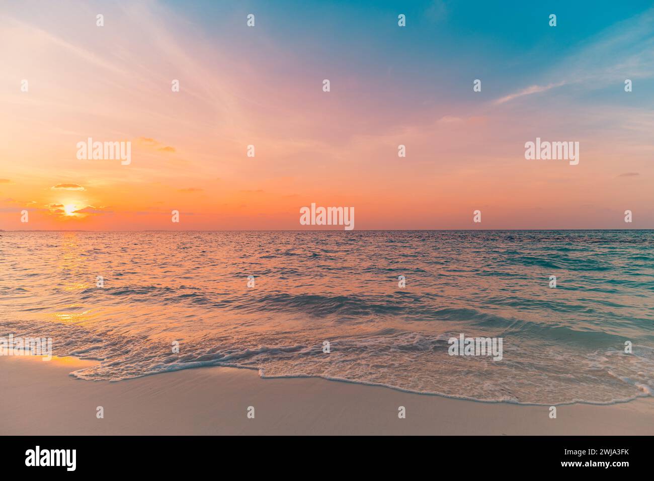 Concetto di cielo di sabbia del mare, colori del tramonto nuvole, orizzonte, banner orizzontale di sfondo. Paesaggio naturale ispirato, colori splendidi, paesaggi meravigliosi Foto Stock