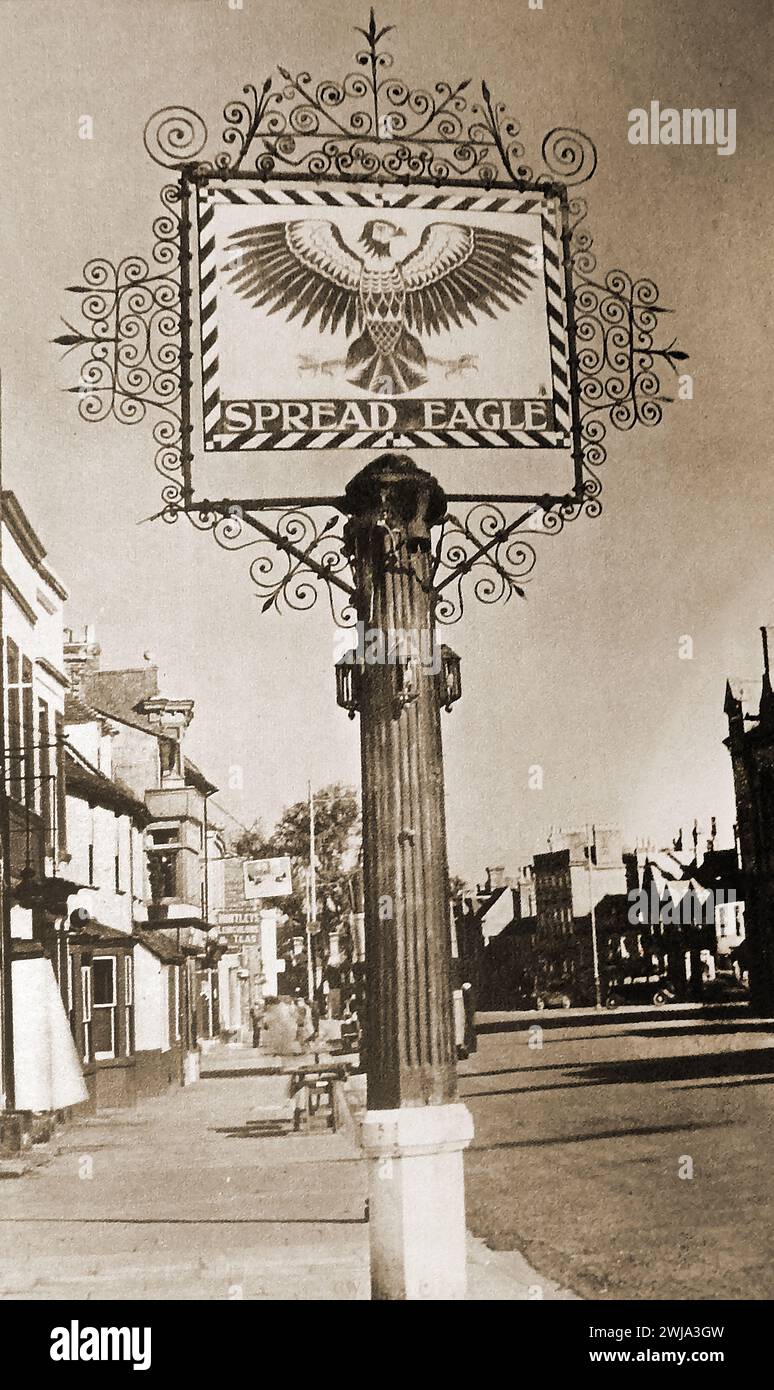 Locanda, simbolo della "Spread Eagle" Thame, Inghilterra, anni '40, di proprietà del proprietario dell'attore e Inn John Fothergill. Foto Stock