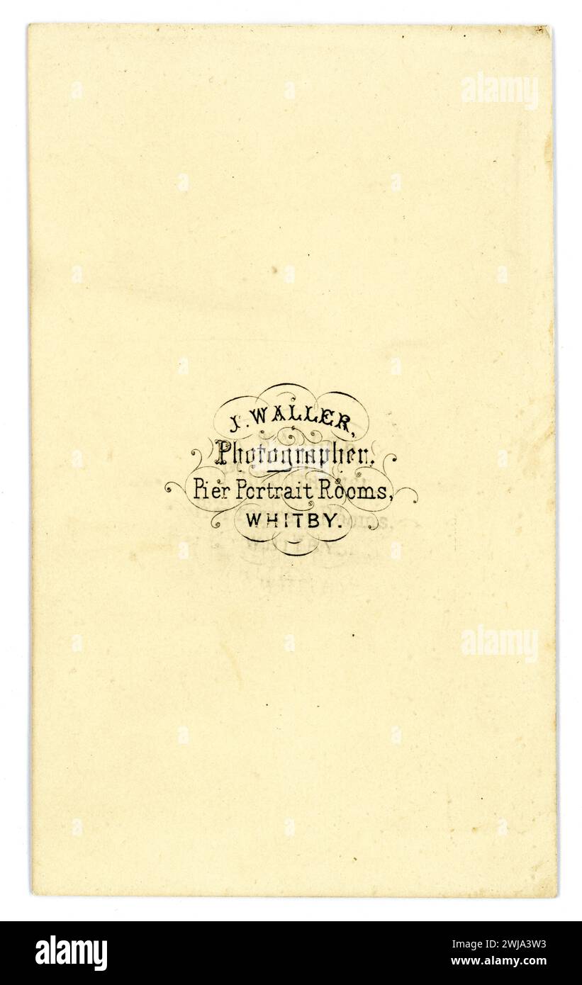 Retro dell'originale CDV Vittoriano carte de visite (biglietto da visita o CDV). Dallo studio di John Waller, Pier Portrait Rooms, Whitby., Yorkshire, Inghilterra, Regno Unito circa 1865. Foto Stock