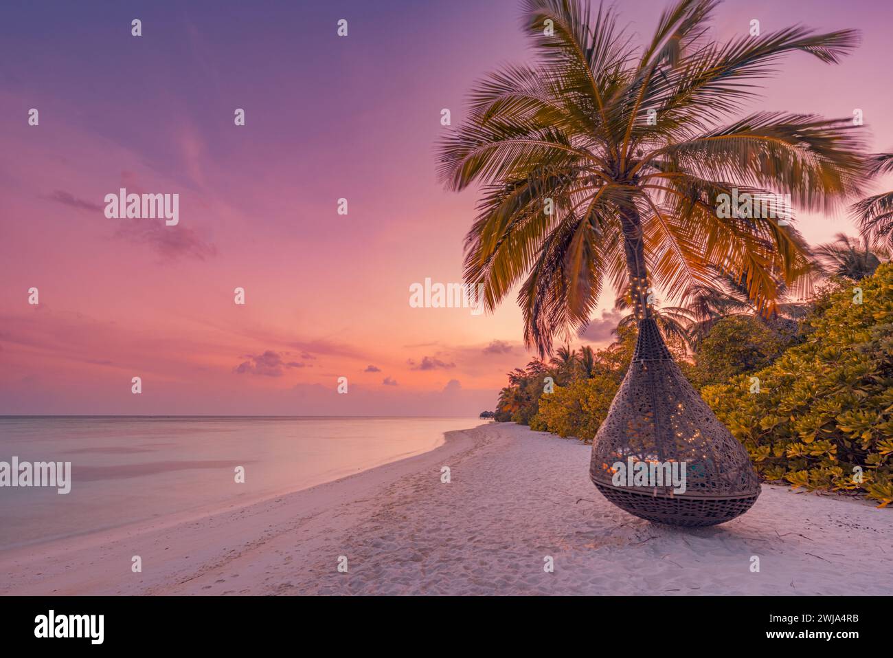 Tramonto tropicale sullo sfondo della spiaggia, paesaggio estivo dell'isola con altalena o sabbia amaca romantica spiaggia di mare. Bellissima vacanza turistica sulla spiaggia Foto Stock
