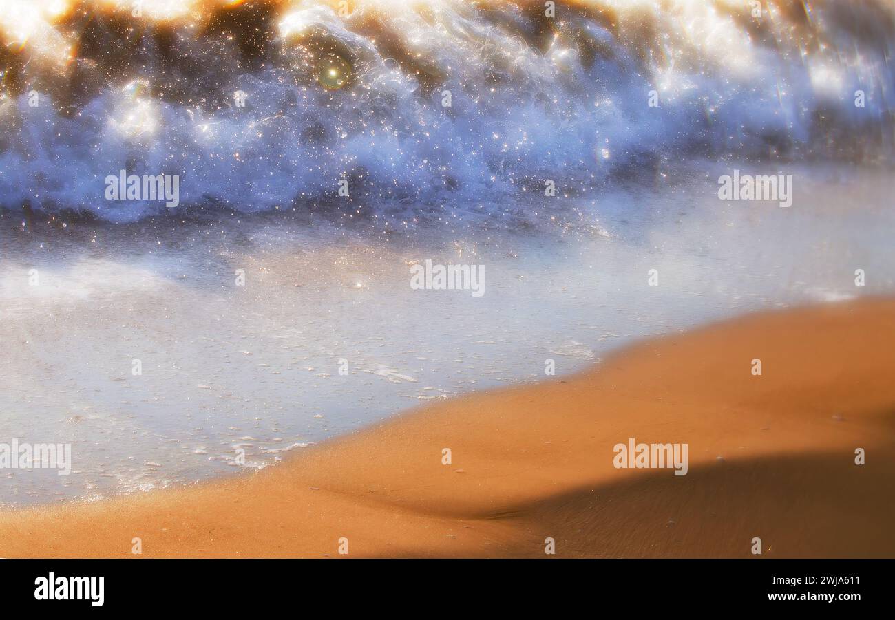 Un'immagine da sogno che cattura lo scintillante spruzzo di un'onda mentre incontra la spiaggia sabbiosa Foto Stock