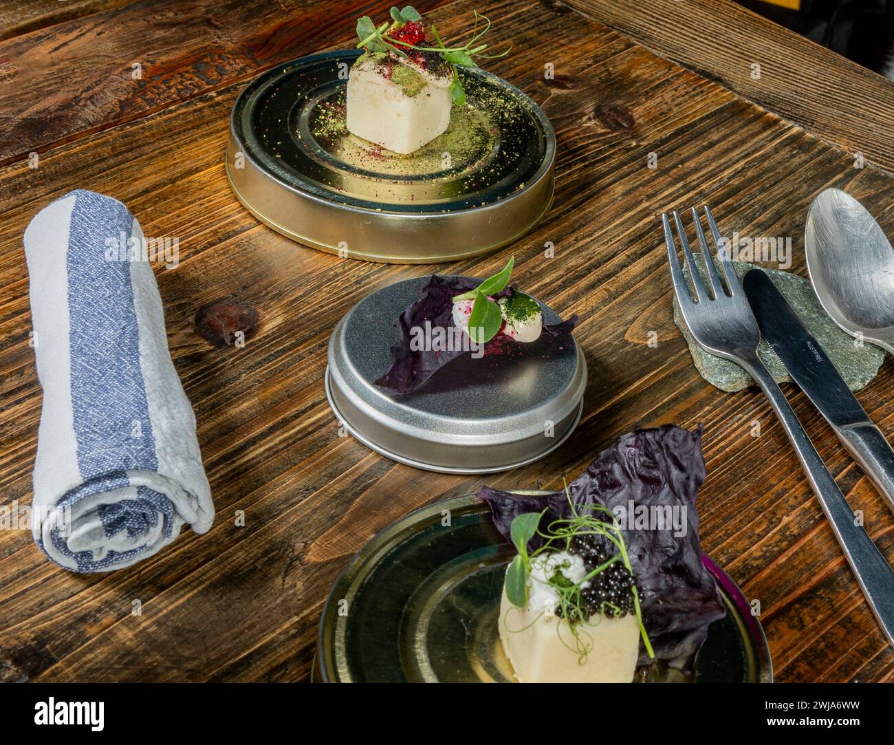 Piatto fusion gourmet presentato con gusto in un ristorante stellato Michelin a Zermatt, che unisce prodotti locali di stagione per un'esperienza gastronomica di alto livello. Foto Stock