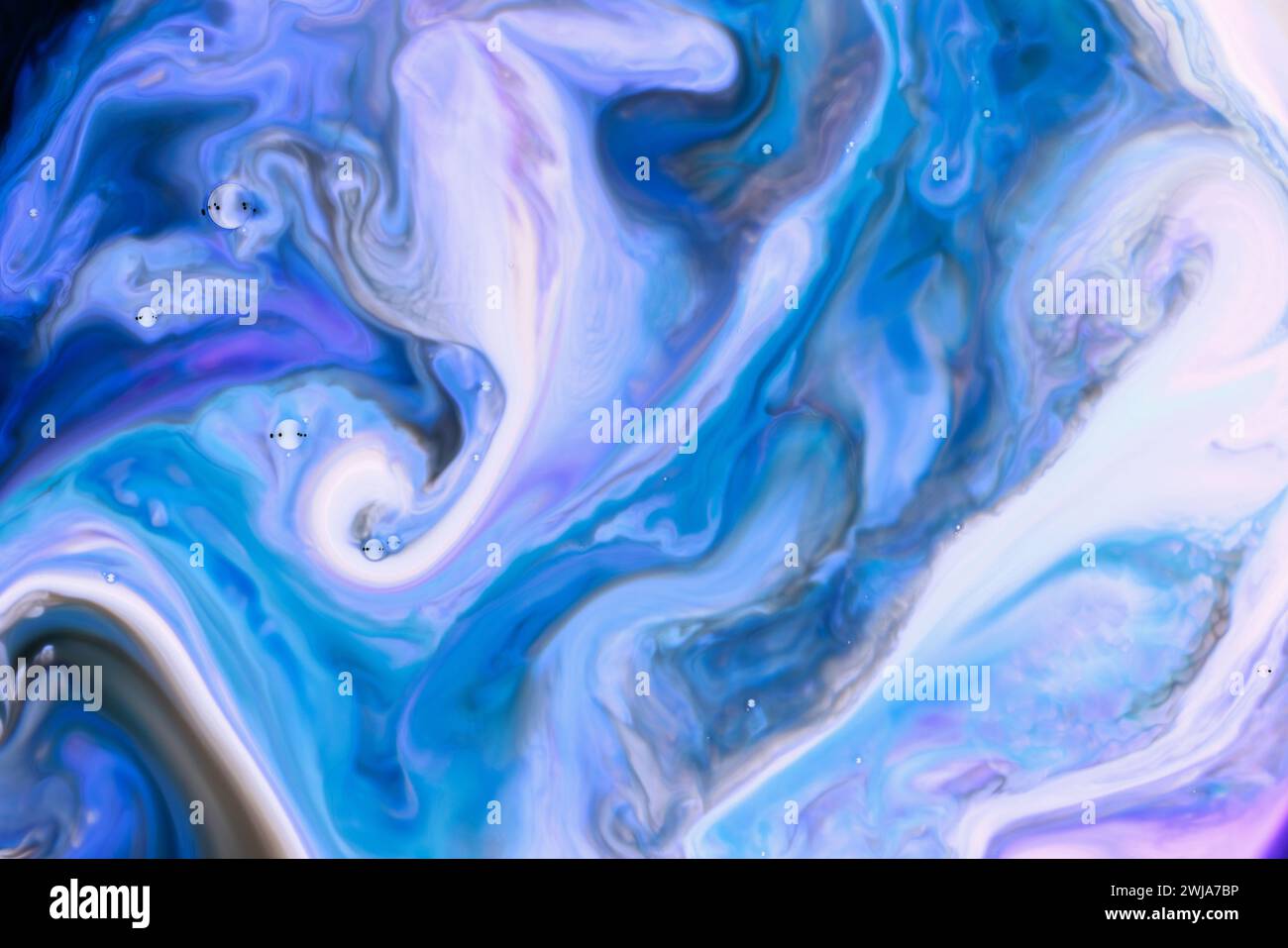 Una miscela astratta di tonalità blu e viola crea un effetto marmorizzato con intricati vortici e movimenti fluidi in un'immagine ad alta risoluzione Foto Stock