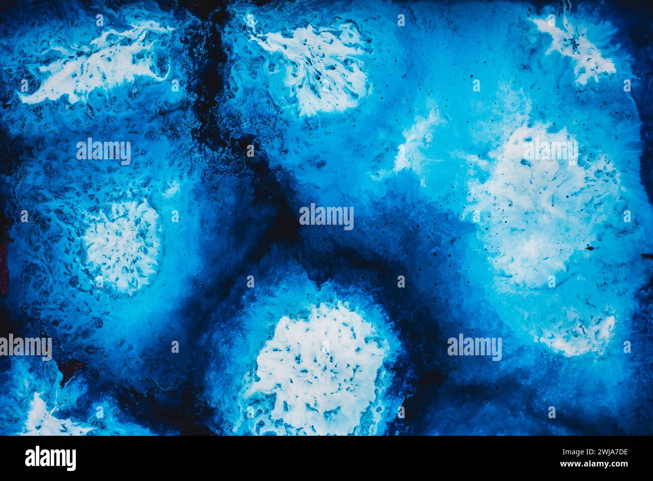 Un'immagine astratta simile a vorticosi motivi d'acqua in sfumature di blu e bianco, perfetta per temi legati all'oceano o agli elementi acquatici Foto Stock