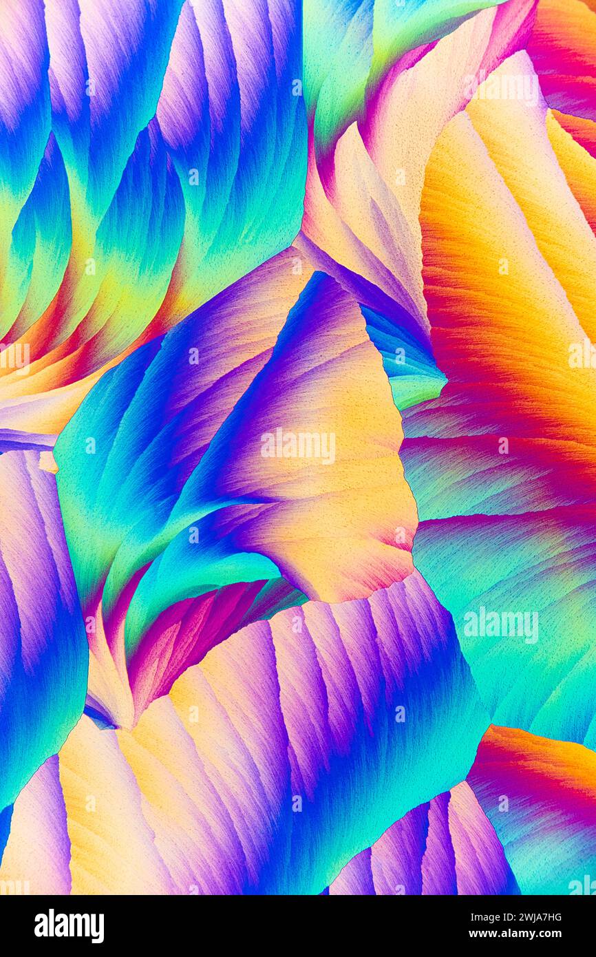 Immagine microscopica di cristalli di acido salicilico che formano motivi morbidi e ondulati in una miscela armoniosa di colori Foto Stock