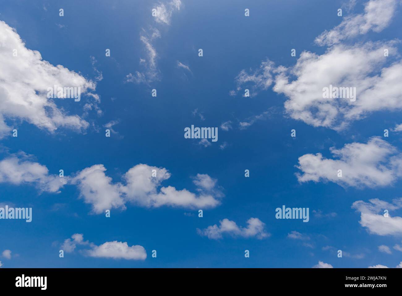 Paesaggio roccioso. Cielo blu e nuvole bianche, ampio panorama. Concetto di paradiso solare e ambiente terrestre. Tranquillo relax sereno sole cielo azzurro nuvoloso Foto Stock