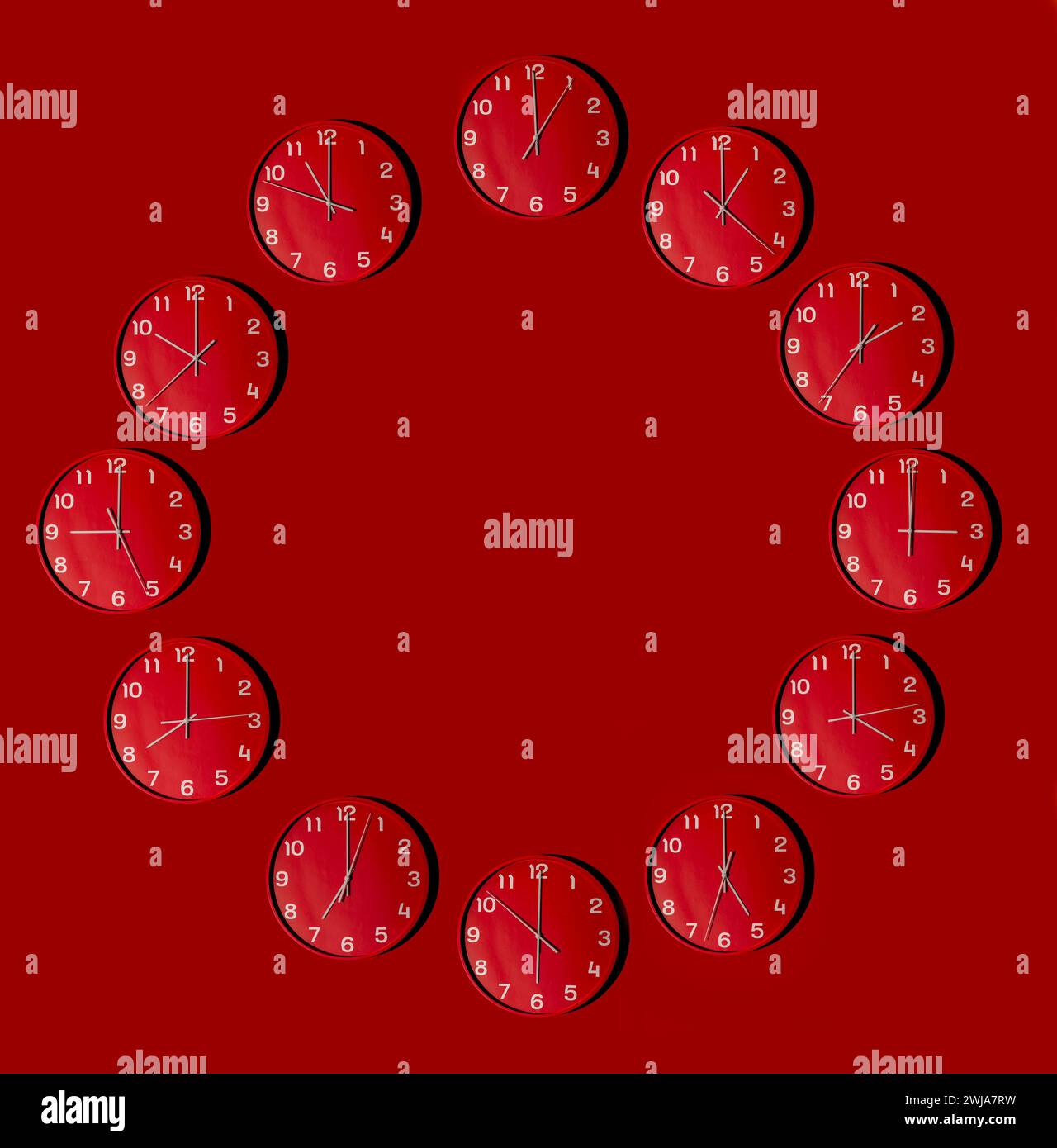 Più orologi da parete disposti in un motivo circolare su uno sfondo rosso vivace, ciascuno con un'ora diversa Foto Stock