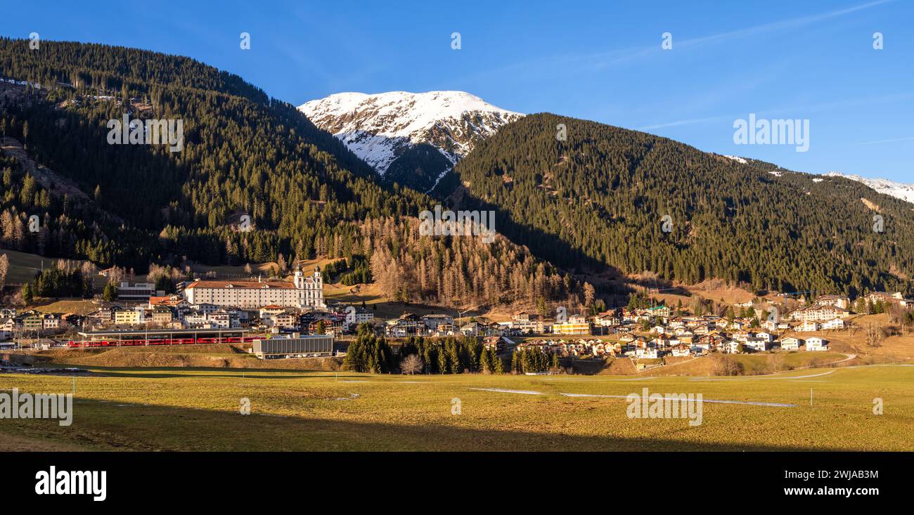 Disentis, Svizzera - 2 febbraio 2023: Disentis Muster è una città alpina situata nella regione di Surselva nel Canton Graubunden in Svizzera. Foto Stock