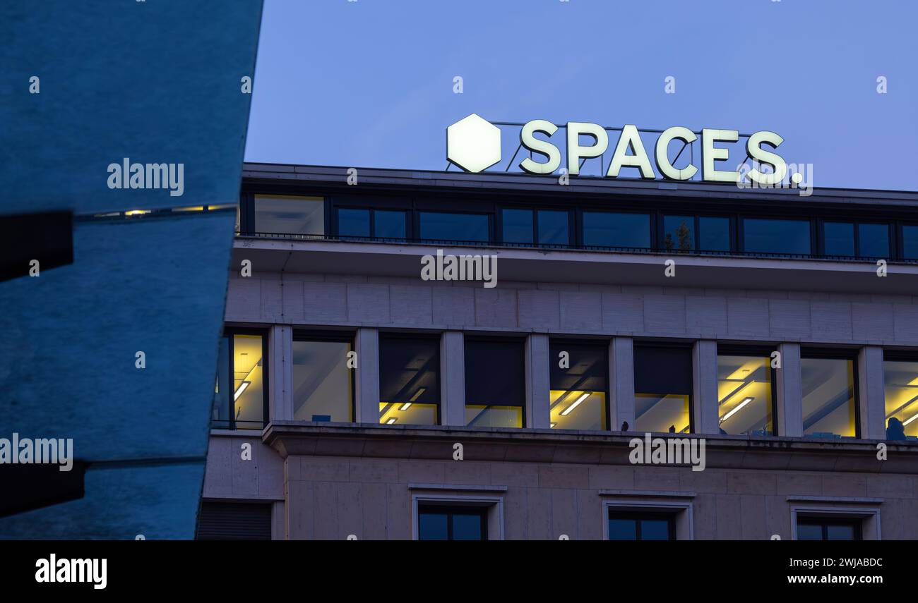 Ginevra, Svizzera - 3 febbraio 2024: Spaces è un Business Center a Ginevra con uffici modulari di alta qualità e strutture su misura. Foto Stock