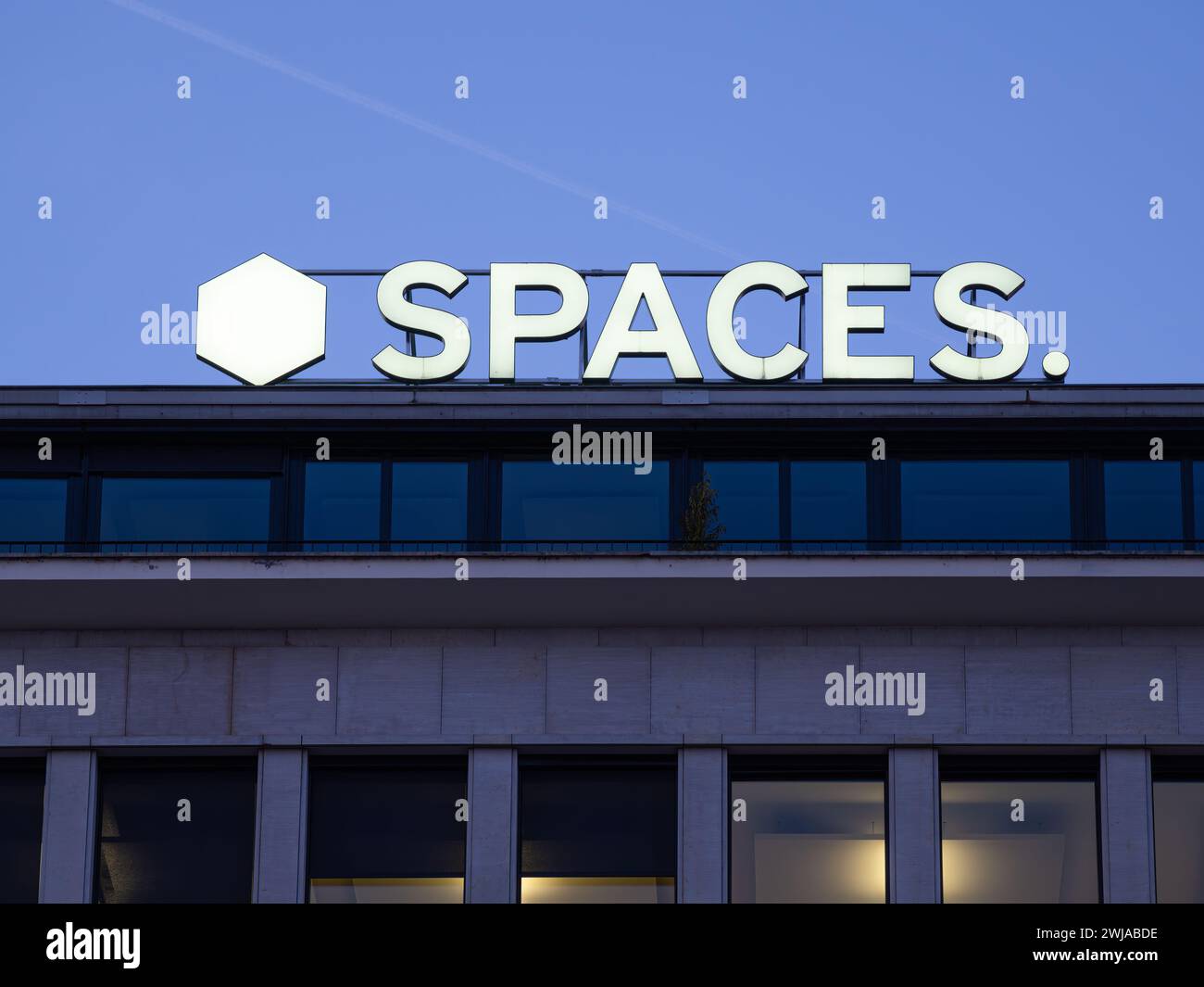 Ginevra, Svizzera - 3 febbraio 2024: Spaces è un Business Center a Ginevra con uffici modulari di alta qualità e strutture su misura. Foto Stock