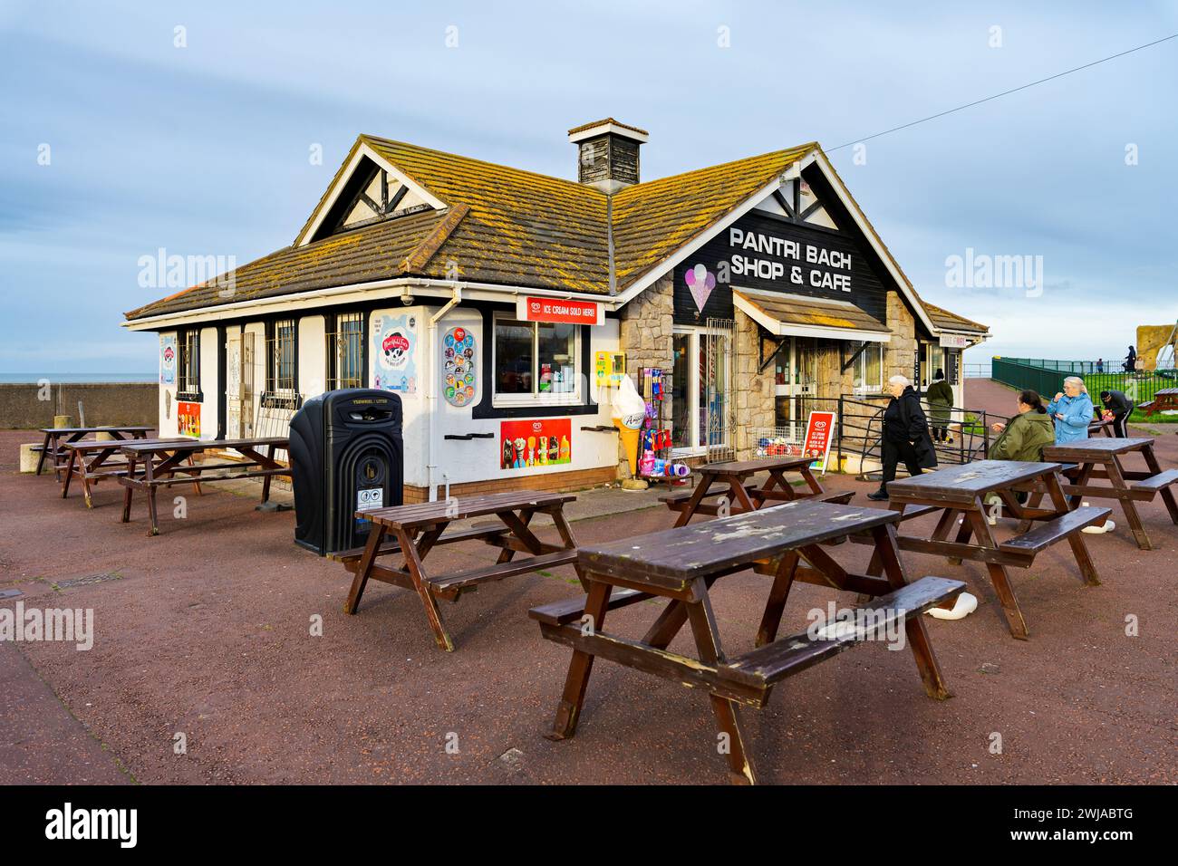 Pensarn Abergele Wales Regno Unito 28 gennaio 2024. caffè sul mare con tavoli all'aperto Foto Stock