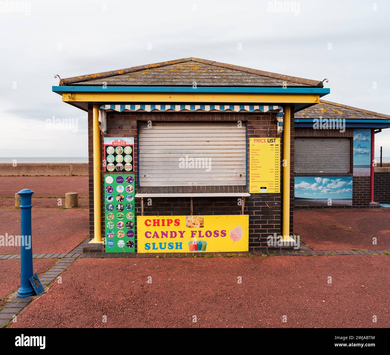 Pensarn Abergele Wales Regno Unito gennaio 2024. Lo snack bar sul mare è chiuso per le bevande invernali, gelati e patatine pubblicizzate su cartelli dipinti Foto Stock