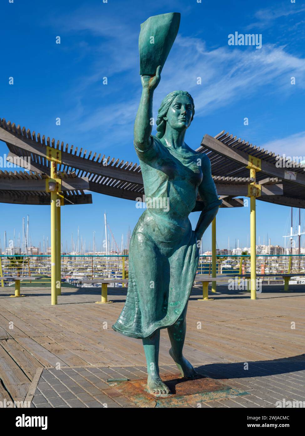 Addio ai pescatori, la scultura in bronzo di Carmen Fraile sul lungomare di Dique de Levante Breakwater a Torrevieja, Alicante, Spagna. Foto Stock