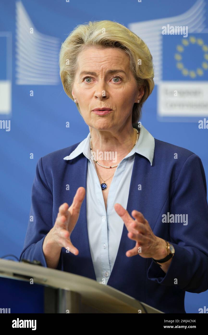 Belgio, Bruxelles: Ursula von der Leyen, Presidente della Commissione europea, si rivolge ai media presso la sede della Commissione europea su Foto Stock