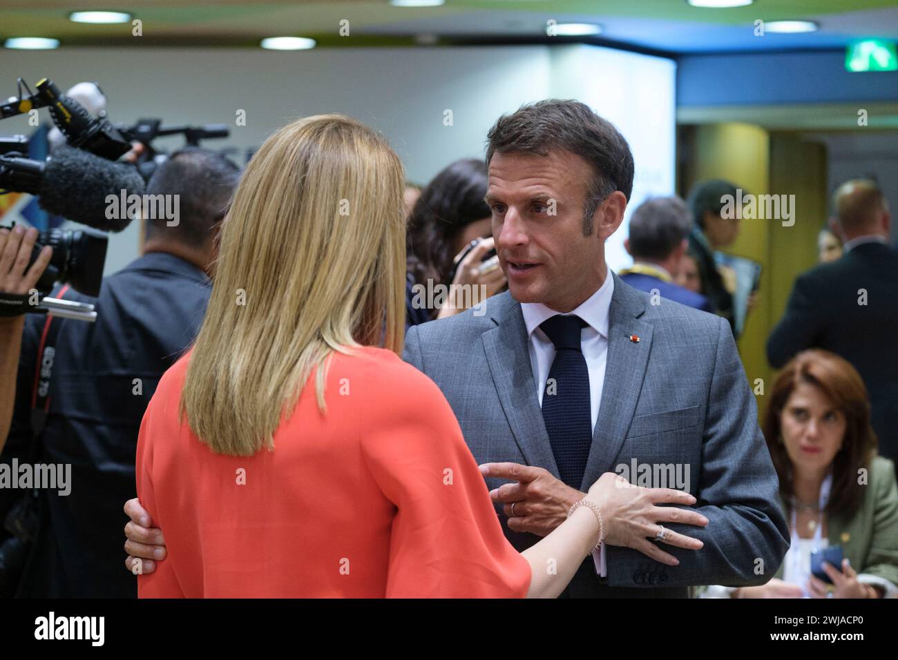 Belgio, Bruxelles: Il Presidente del Parlamento europeo Roberta Metsola e il Presidente francese Emmanuel Macron partecipano al Vertice della Comunità di Foto Stock