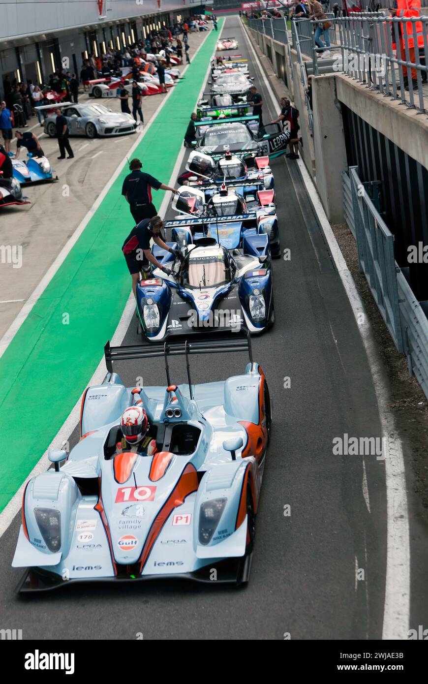I concorrenti della Masters Endurance Legends Race, schierandosi nella International Pit Lane, per l'inizio della sessione di qualificazione a Silverstone. Foto Stock