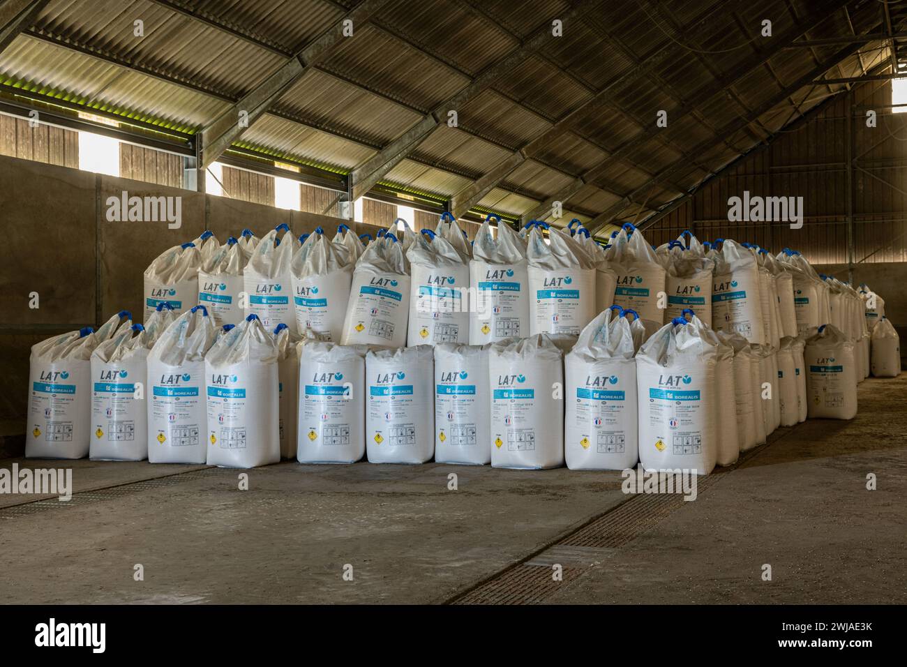 Stoccaggio di fertilizzanti per il trattamento delle colture agricole in una cooperativa di agricoltori: Grandi sacchi prodotti da Borealis L.A.T., una delle principali pr europee Foto Stock