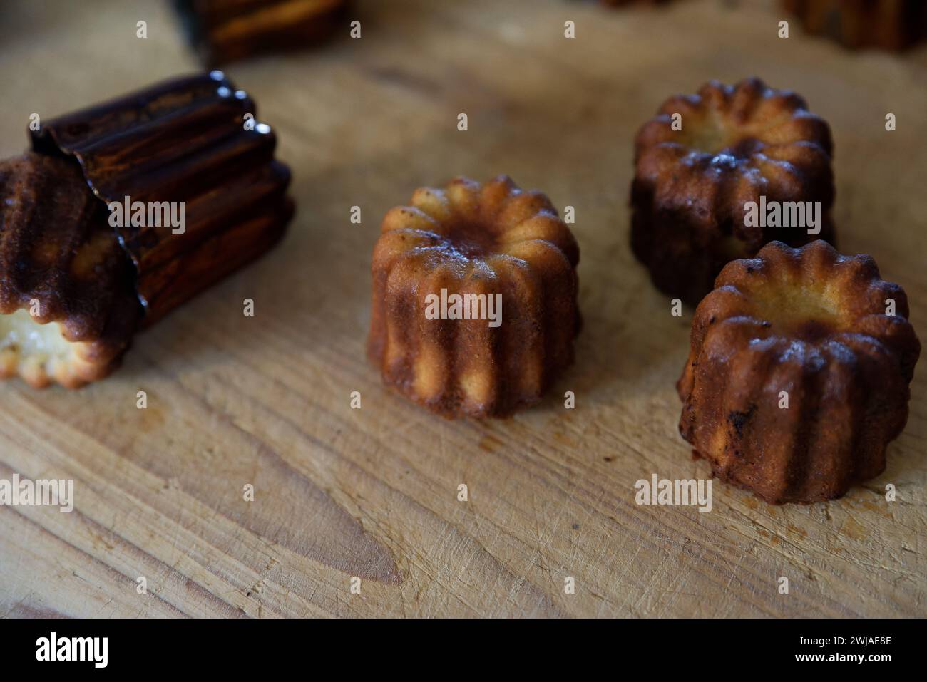 Pasticceria speciale di Bordeaux. Cannelé Bordelais stampo tradizionale in rame Foto Stock