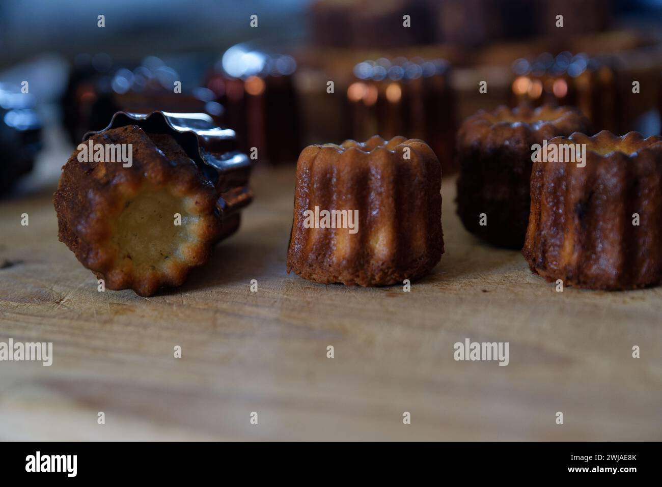 Pasticceria speciale di Bordeaux. Cannelé Bordelais stampo tradizionale in rame Foto Stock